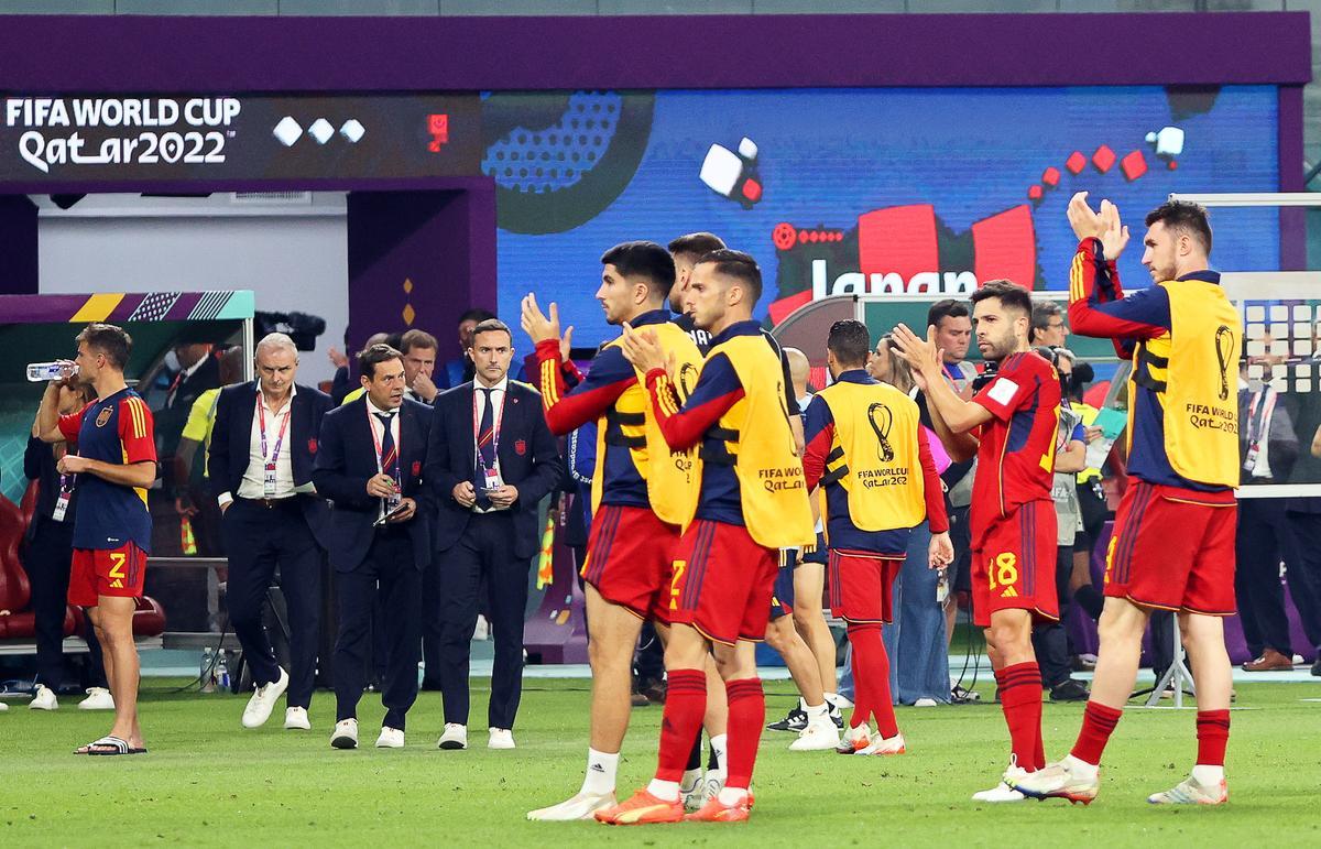 Los jugadores de España saludan a la afición al término del partido ante Japón