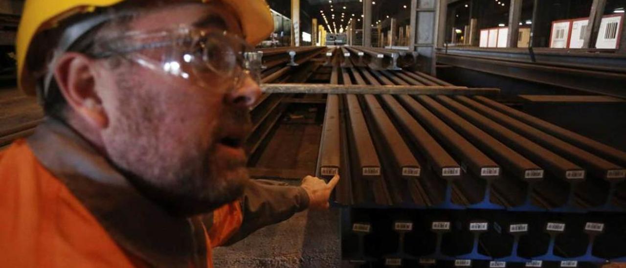 Pablo Quiroga, jefe del tren de carril de Gijón, mostrando un lote de raíles en la fábrica.