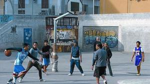 BÀSQUET DE NIVELL, FUTBET DE COL·LEGUES. Un grup de filipins, autèntics bojos de la NBA, practiquen a la canxa del carrer de Valldonzella. A sota, virtuosos sud-americans esmorzen i juguen a la Vall d’Hebron.