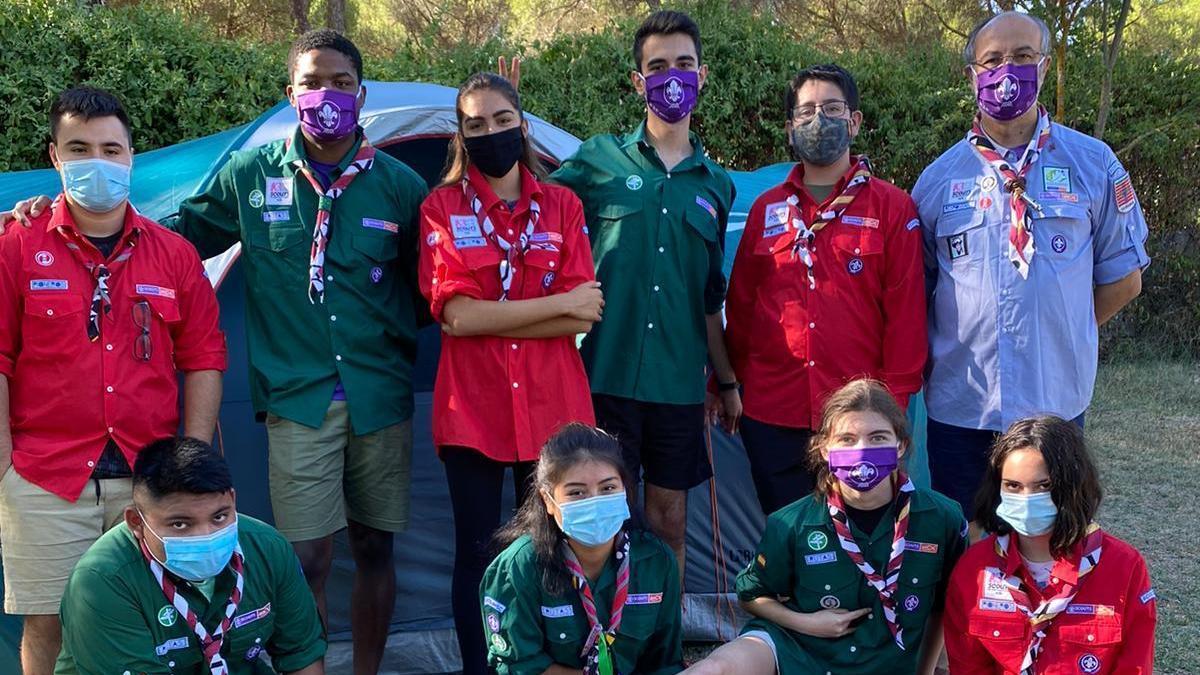 Jóvenes, junto al párroco Jesús Campos, disfrutan de una actividad del grupo