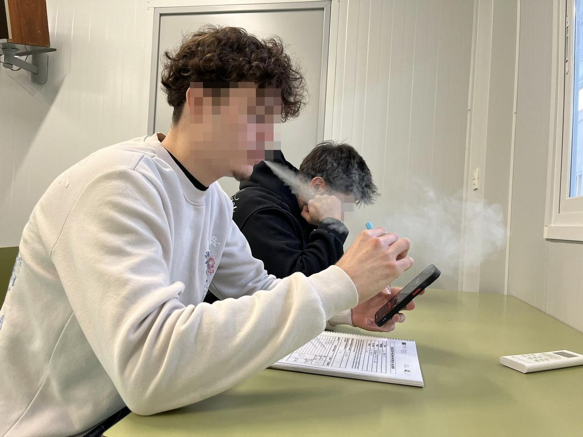 Vapers, vapeado. fumar. institutos. ies