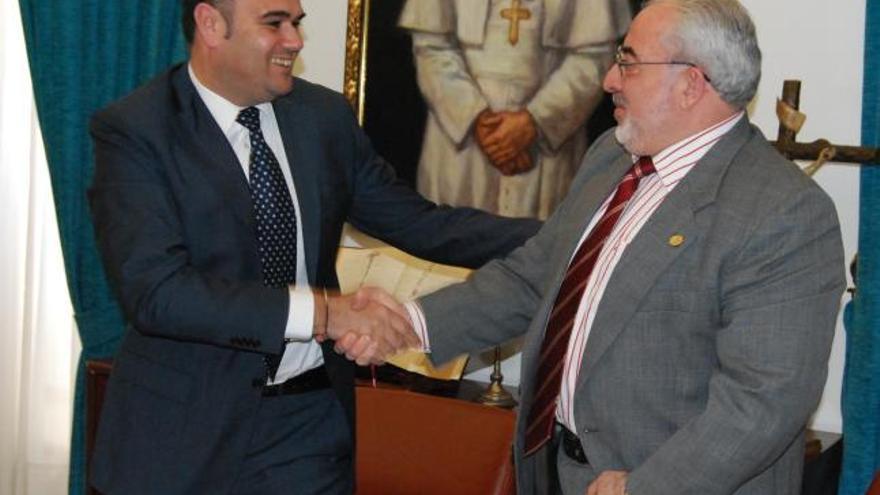 Mendoza y José Martínez Andreo, durante la firma del acuerdo