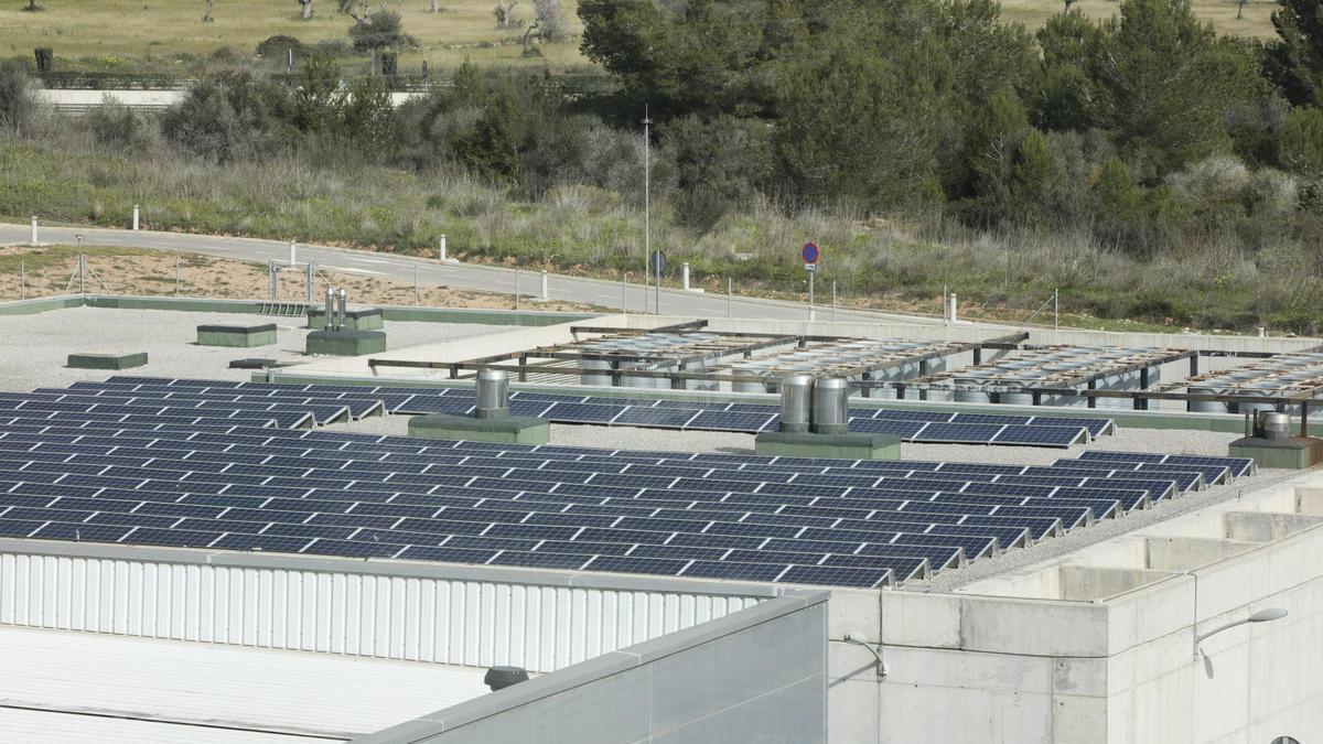 Placas solares en el tejado del hospital Can Misses