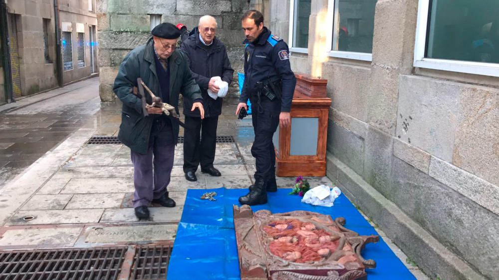 Arde el retablo de la capilla de las Ánimas en Pon