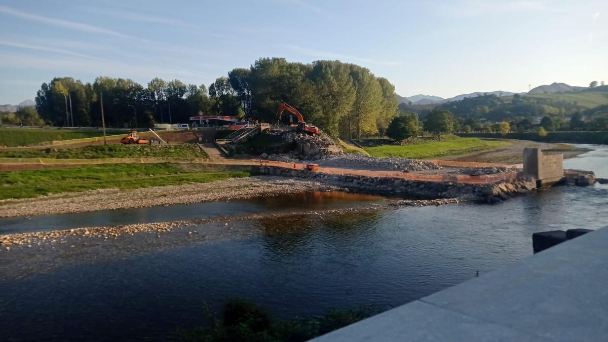 Obras de demolición del puente de Arriondas