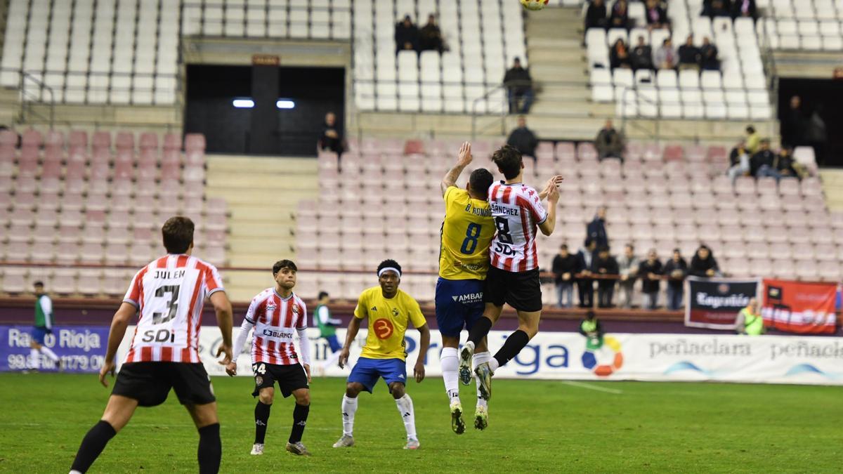 Imagen del duelo entre el Logroñés y el Ebro.