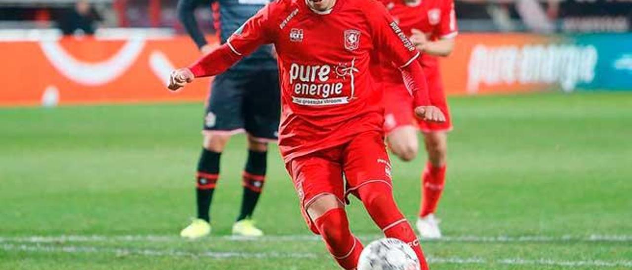 Aitor Cantalapiedra lanza un penalti a lo Panenka en un partido del Twente.