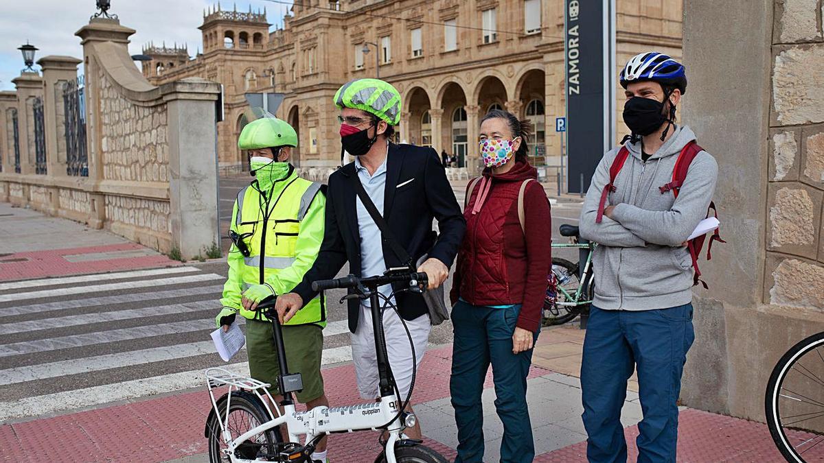 Varias personas reclaman una alianza entre el ferrocarril y la bicicleta. |