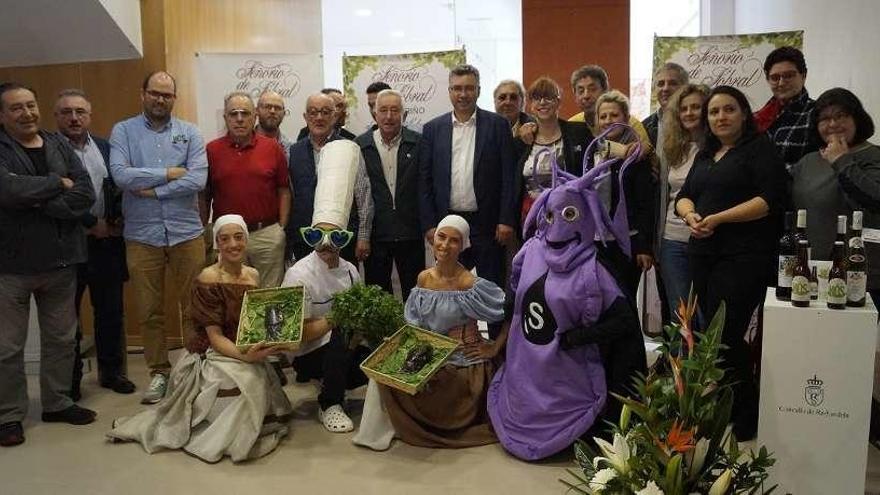 El alcalde, Javier Bas (centro), durante la presentación de la Festa do Choco, ayer, en Redondela. // FdV