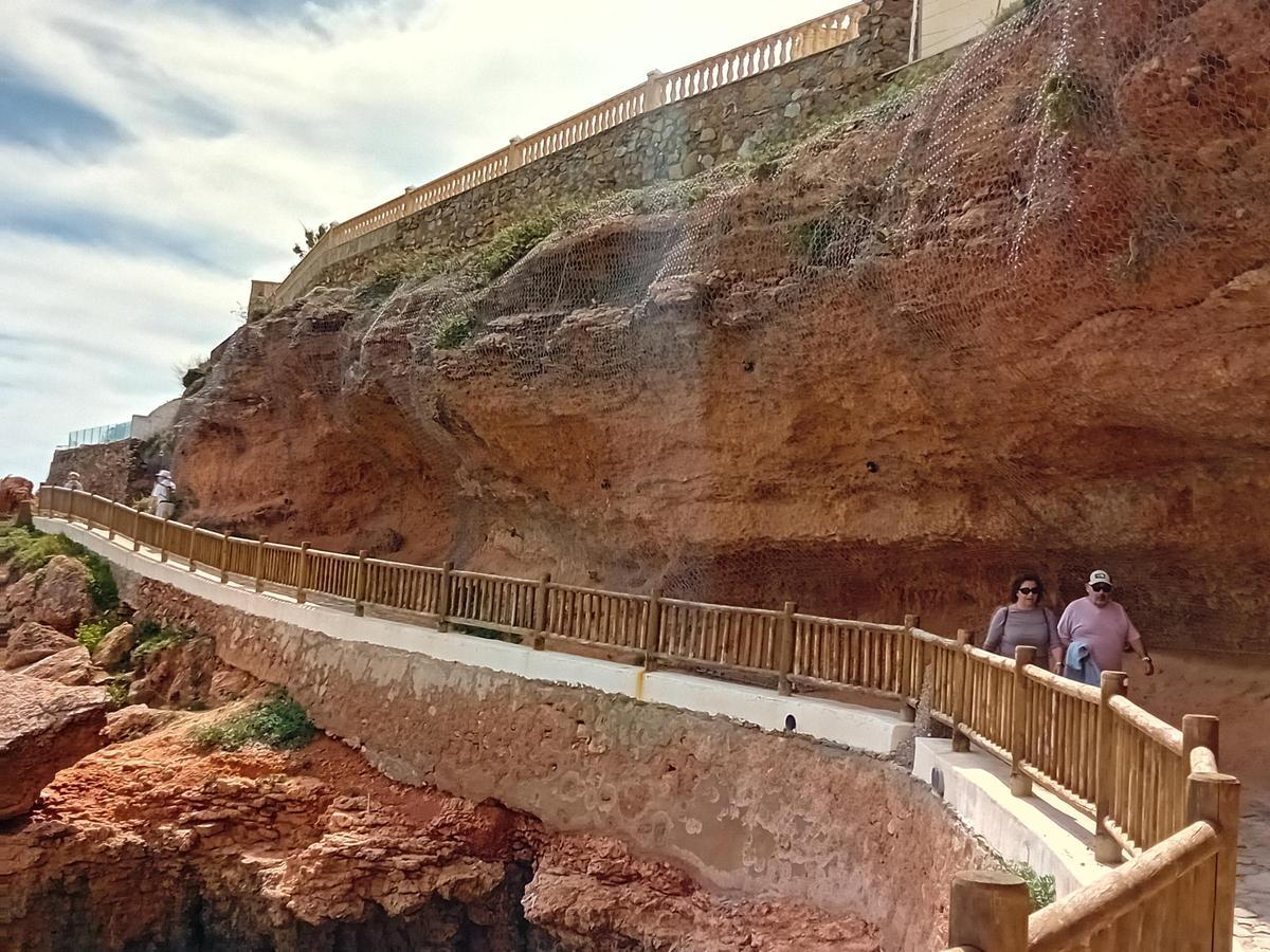 Dos tramos del Sendero Azul de Orihuela Costa "cortados": peligro de derrumbe
