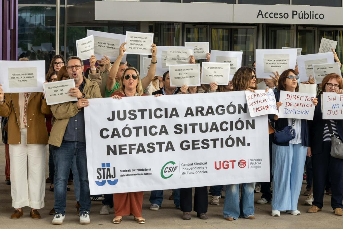 Unos cien funcionarios de la Administración de Justicia se han concentrado este miércoles en la Ciudad de la Justicia.