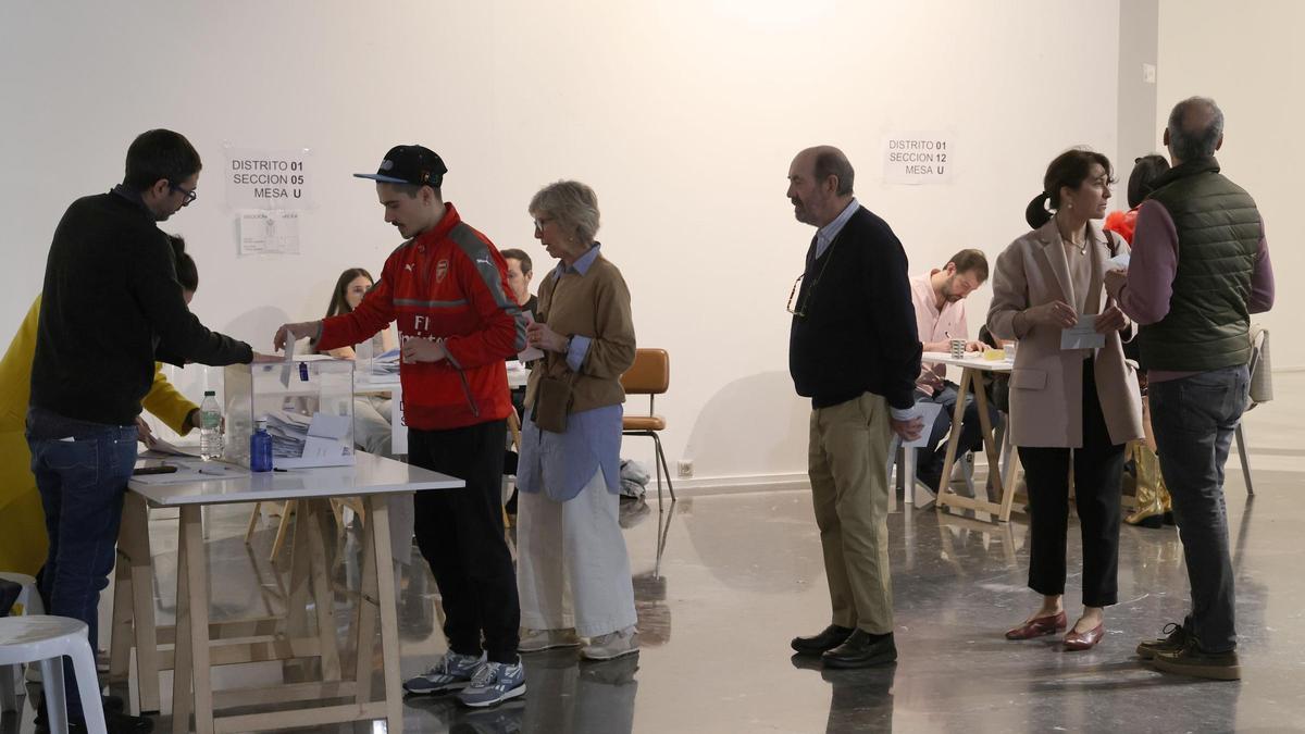 Votantes en las elecciones gallegas en la Casa das Artes de Vigo.
