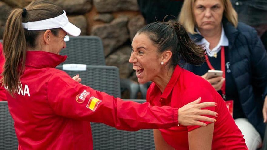 Sara Sorribes celebra con Anabel Medina su victoria