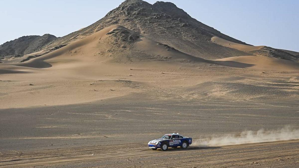 El Porsche 959 pilotado por Juan Morera y Lidia Ruba, en la etapa prólogo de este viernes.
