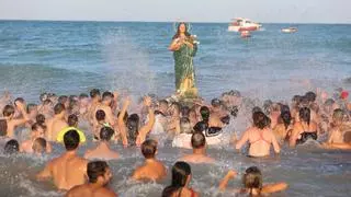 Moncofa se tira al agua para venerar a su patrona en el multitudinario desembarco