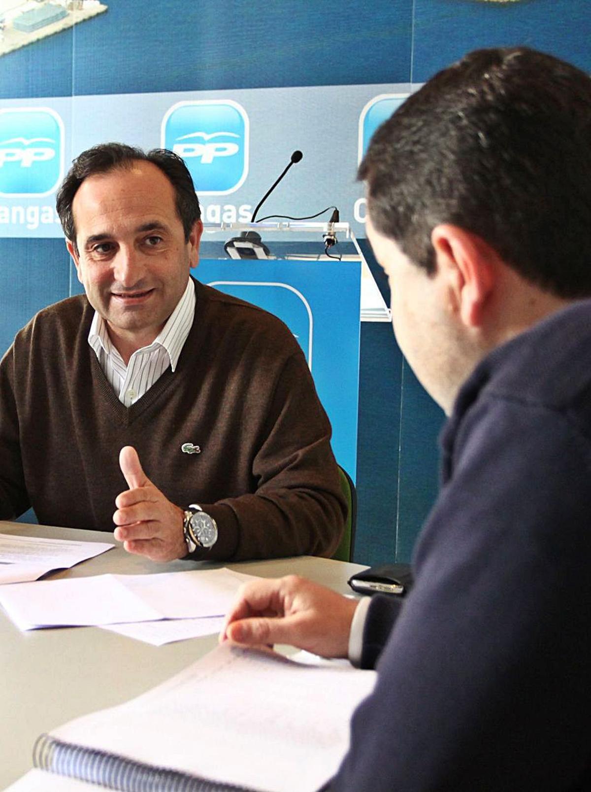 José Enrique Sotelo y Pío Millán, concejales del PP en Cangas. | // G.N.