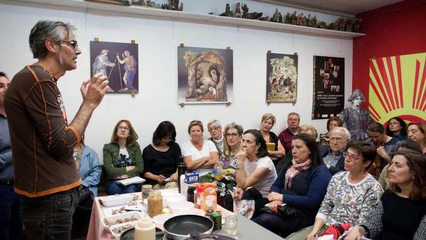 Antonio González de las Heras, en el taller de La Morana sobre la rana.