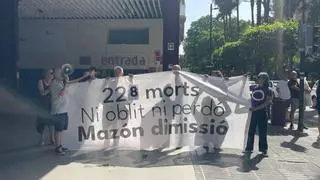 Gritos de "Mazón dimisión" a su llegada a la prueba de Metrovalencia en Torrent
