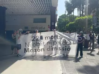Gritos de Mazón dimisión a su llegada a Torrent