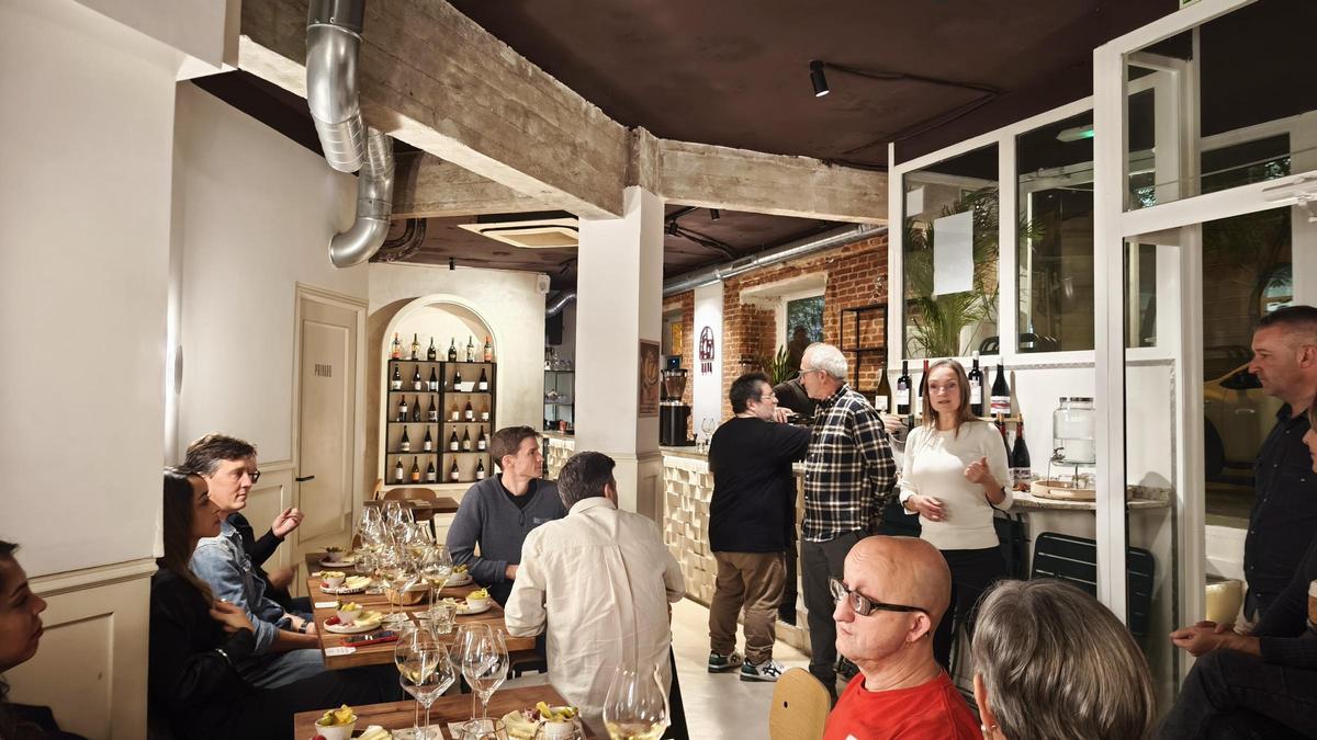 Los bodegueros Elena Corzana y Rufino Lecea presentando sus vinos