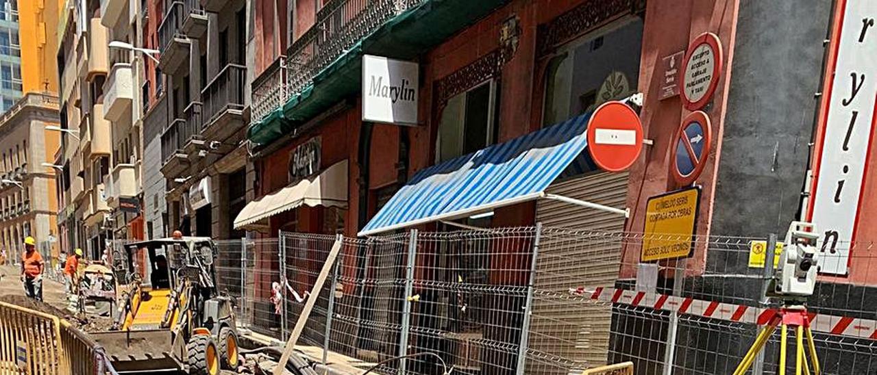 Obras en la calle Imeldo Serís, en Santa Cruz de Tenerife.