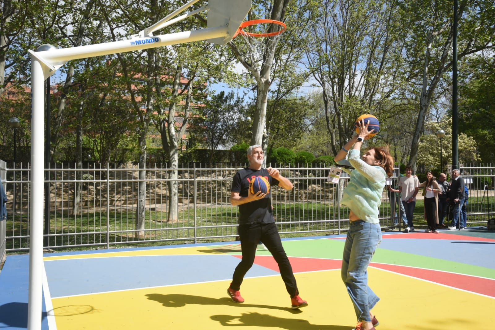 El parque Bruil estrena la pista de baloncesto Pilar Valero