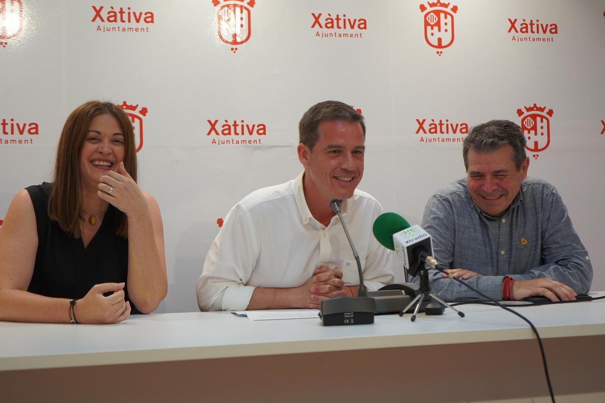 La concejal María Beltrán, el alcalde Roger Cerda y el presidente de la JLF Paco Sisternes, durante la llamada a la fallera mayor.