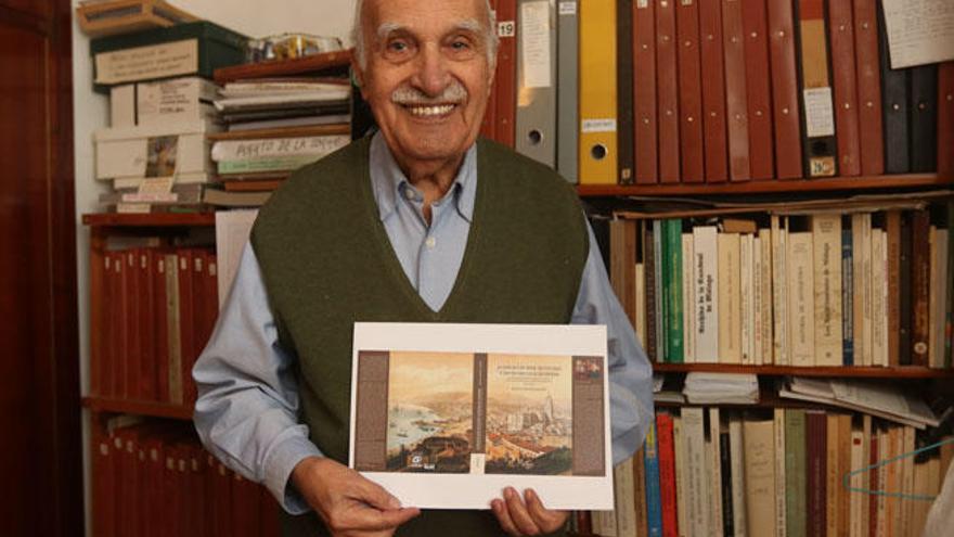 Manuel Muñoz, esta semana en su casa, con la portada y contraportada de su monumental obra.