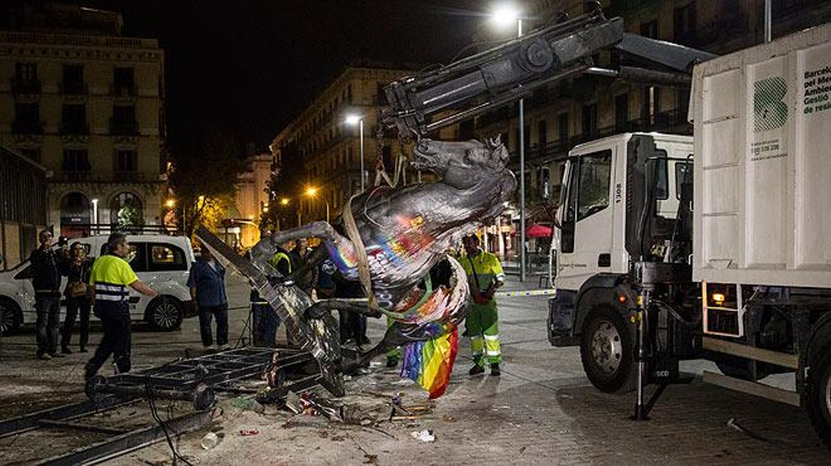 Retirada de la estatua decapitada de Franco tras ser derribada.