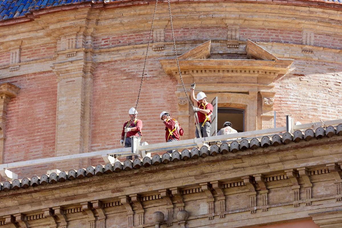 Desmontaje del toldo de la Basílica