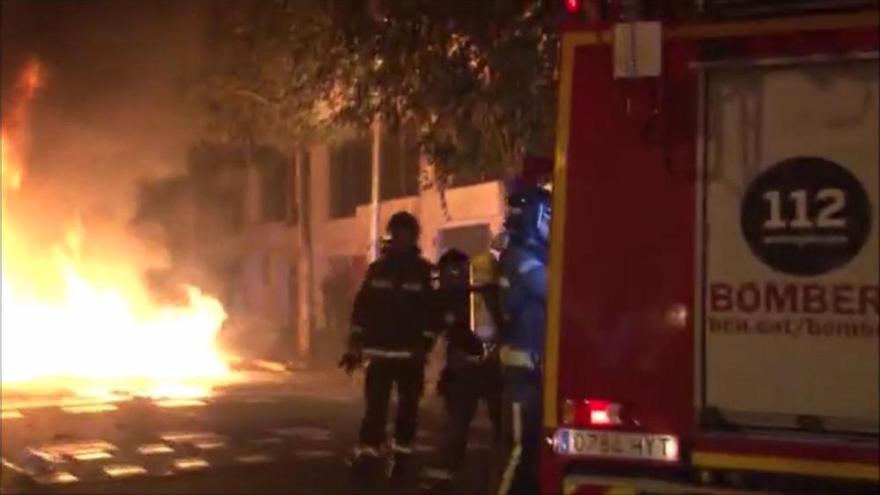 Els Bombers treballen en els incendis a cotxes i arbres per les barricades al voltant d'Interior