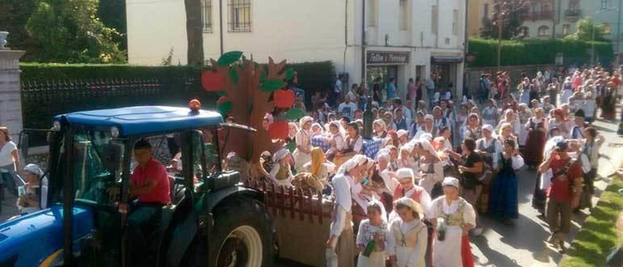 El bando llanisco de Guía celebró con éxito el día del bollu