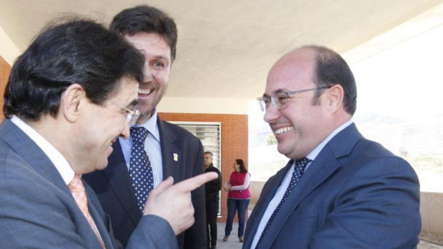 Un sonriente Pedro Antonio Sánchez saluda al alcalde de Alhama, Alfonso Cerón, y al secretario general de la Delegación, Fernando Mateo.