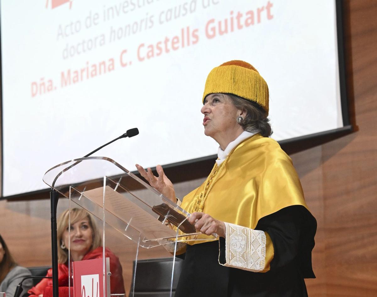 La catedrática de Alergología en la Universidad de Harvard, Mariana Castells, tras recibir el doctorado Honoris Causa en la UMH de Elche. | ÁXEL ÁLVAREZ