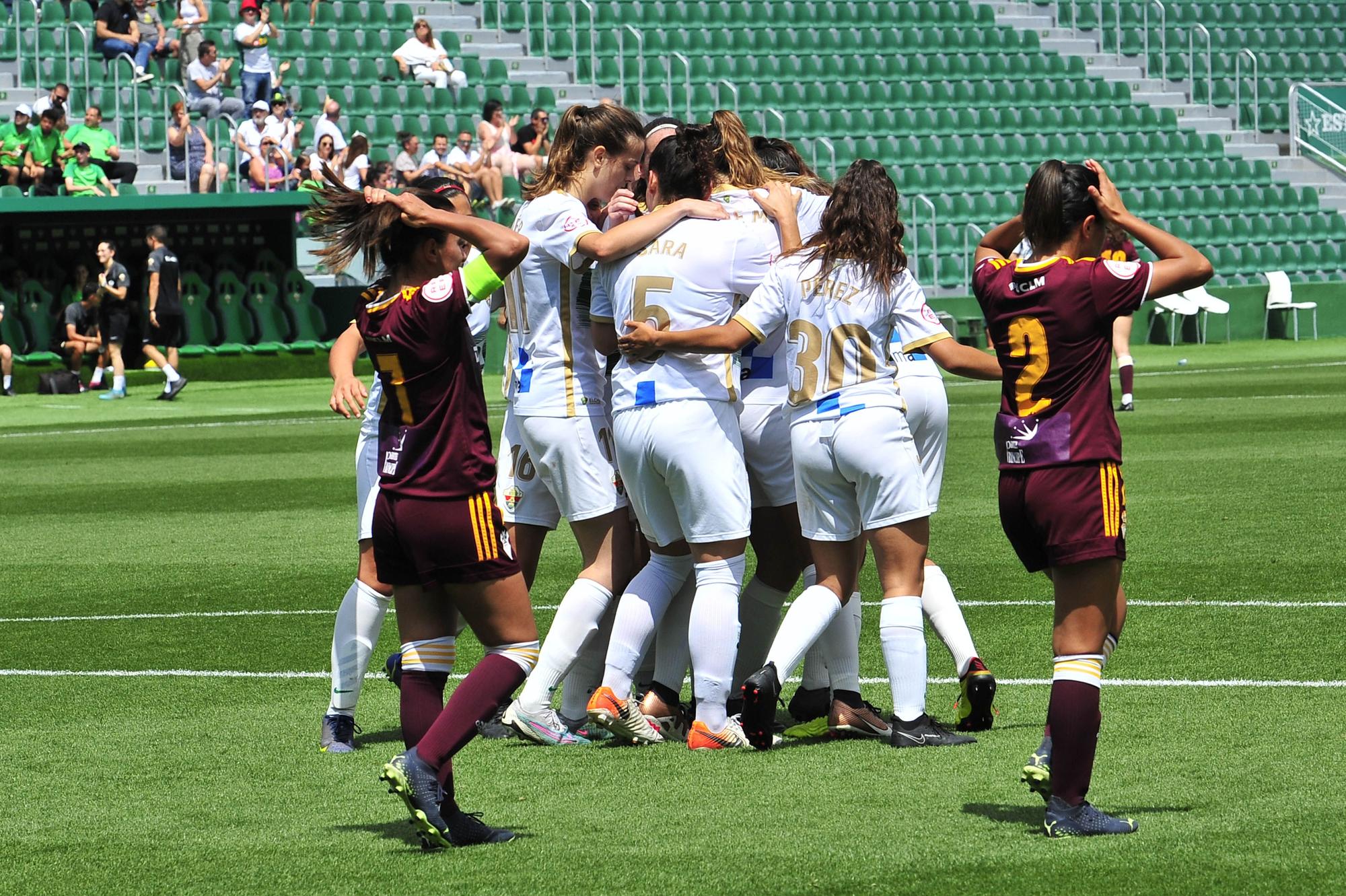 El Elche Femenino celebra su ascenso a Segunda RFEF jugando en el Martínez Valero