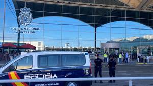 La Policía Nacional en una foto de archivo en el aeropuerto de Alicante.