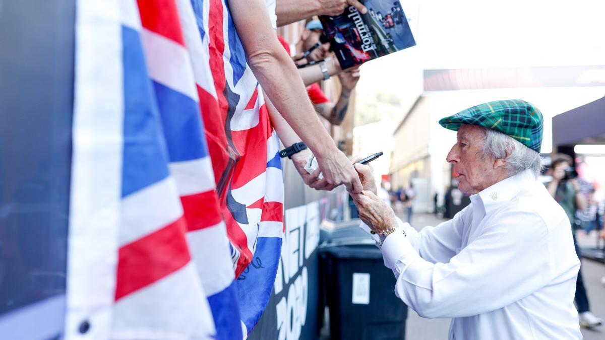El excampeón Jackie Stewart firma autógrafos en Mónaco.