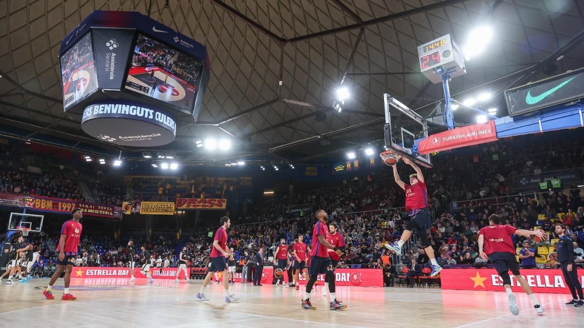 El Barça, calentando en el Palau