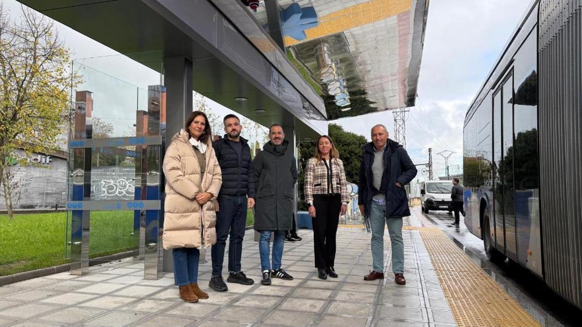 Por la izquierda, Patricia Antuña, Jorge García, Ángel García, Arantza Fernández y el ingeniero Carlos Álvarez, en la marquesina.