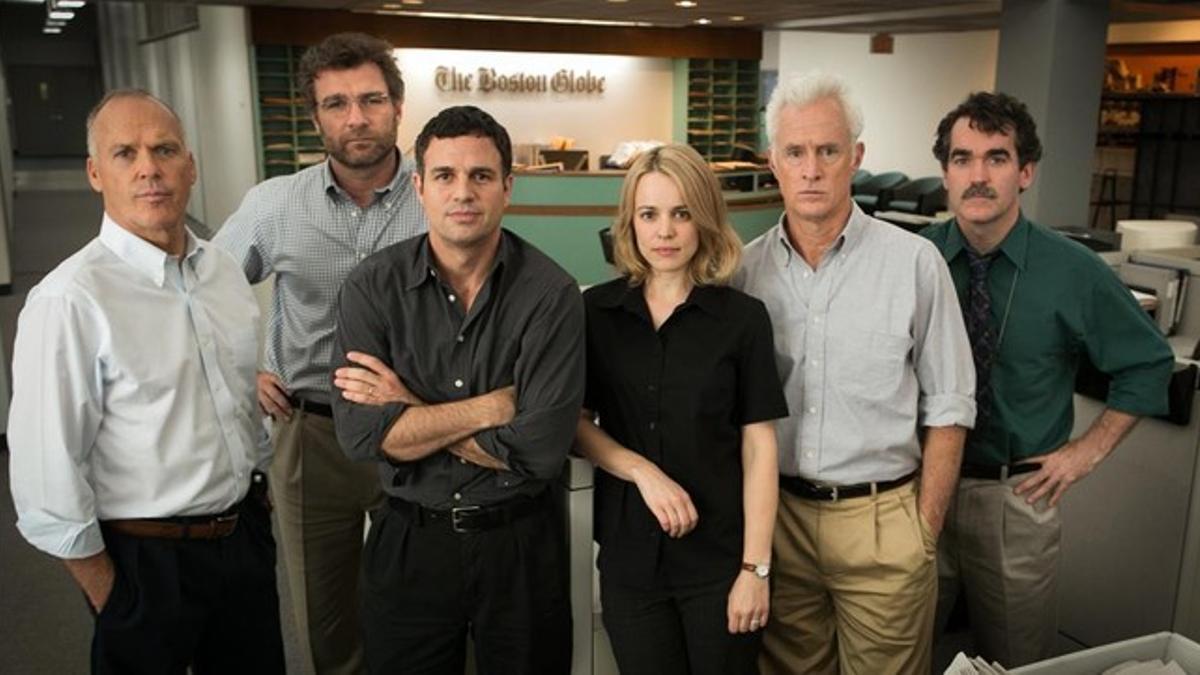 De izquierda a derecha: Michael Keaton, Liev Schreiber, Mark Ruffalo, Rachel McAdams, John Slattery y Brian d'Arcy James, dando vida a los reporteros de 'Spotlight'.