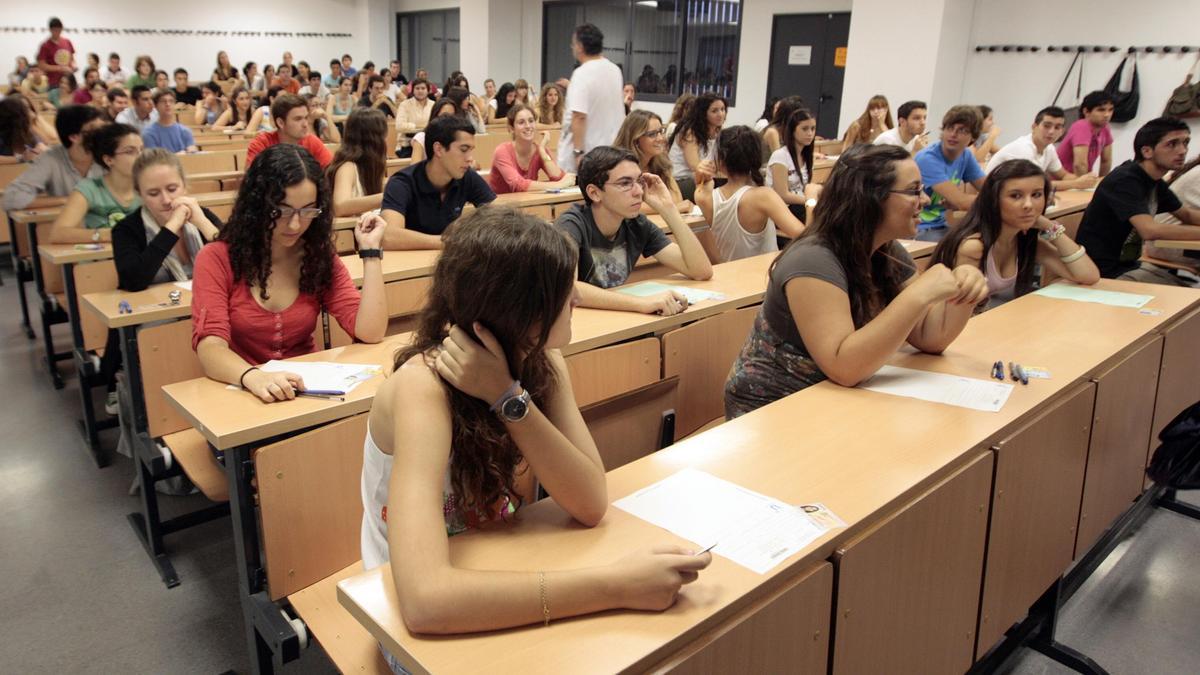 Pruebas de Selectividad.Aulario de la Facultad de Derecho.Calle Enramadilla