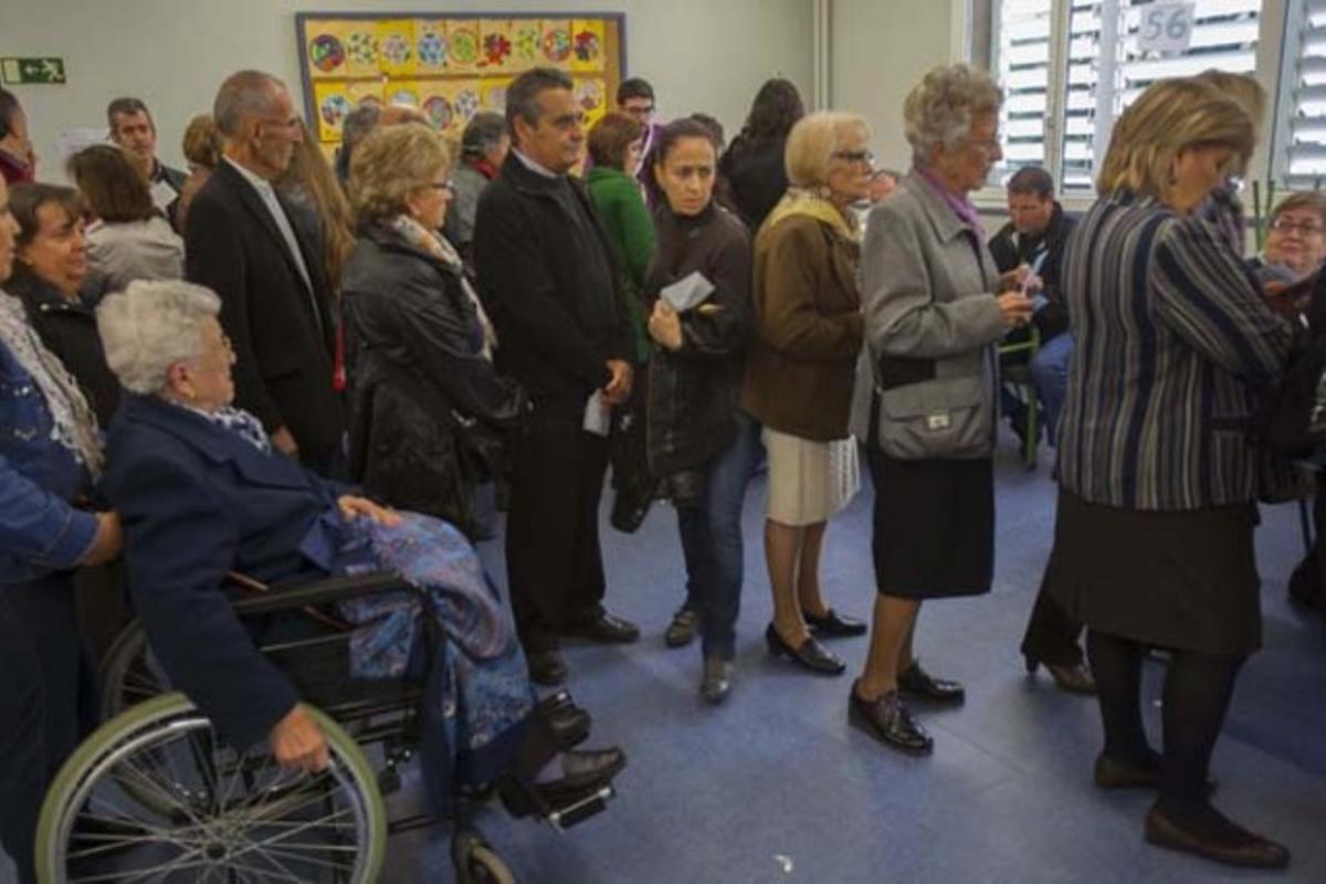 Colas para poder votar este mediodía en el colegio electoral Rosa dels Vents, La Sagrera.