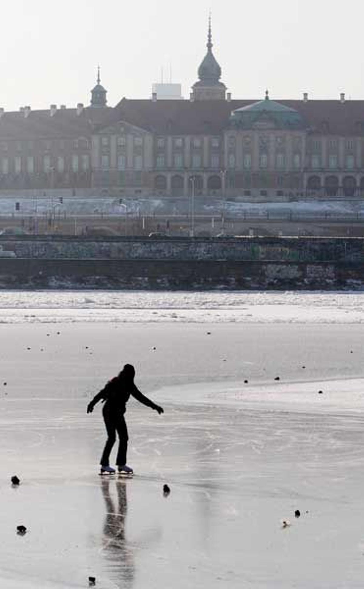 En invierno el río Vistula se congela a su paso por Varsovia y es posible practicar el patinaje sobre hielo.