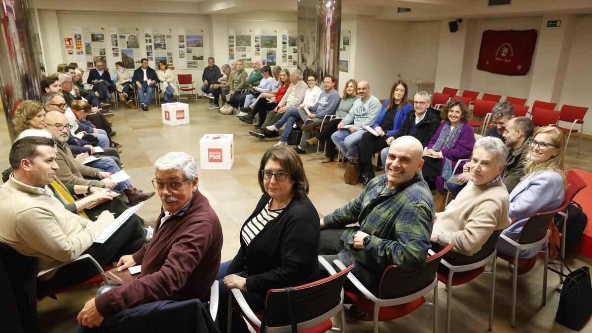 La primera reunión de la nueva ejecutiva del PSOE de Gijón, en imágenes