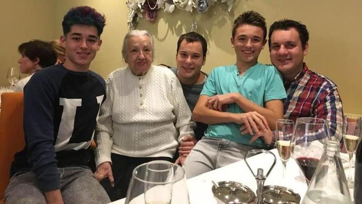 Abilia, junto a sus nietos, Albert, Andrés, Marc y Javier.