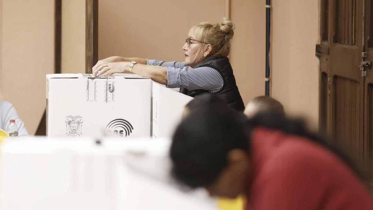 Una ecuatoriana residente en Mallorca ejerce su voto este domingo en el Casal del Barri s'Escorxador.