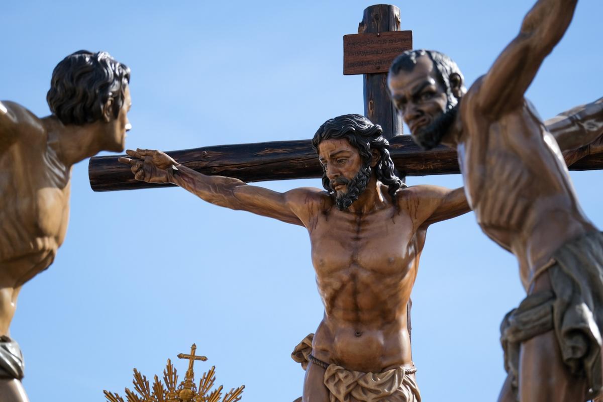 Detalle del Cristo del Perdón con San Dimas y Gestas.