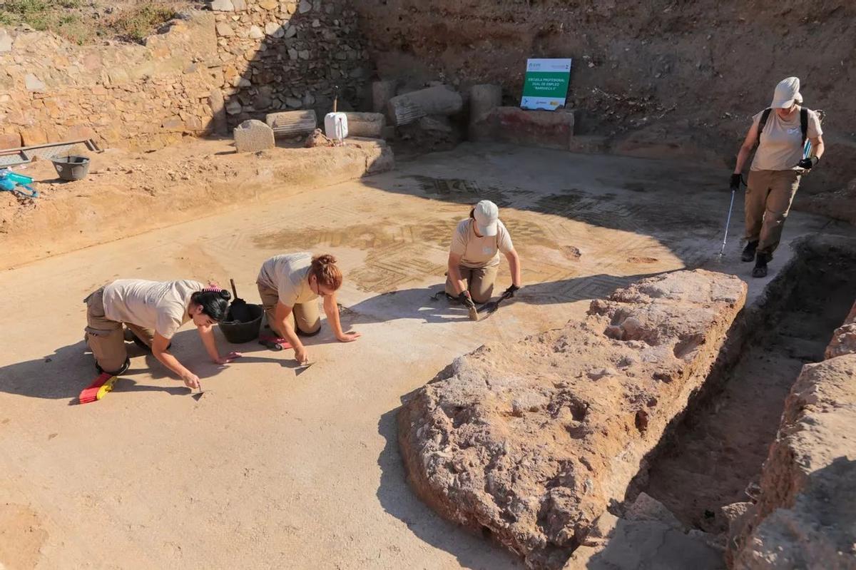 Continúan los trabajos de excavación en el sitio donde se descubrió la extraña figura romana.