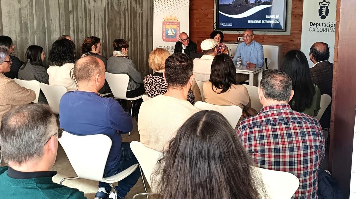 Asistentes ao acto de presentación do manual de miradoiros astronómicos.