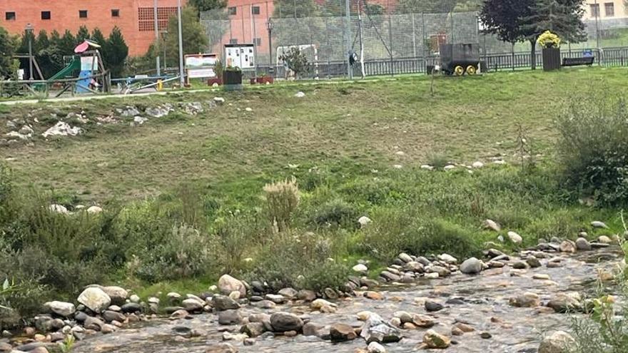 Aller arreglará el parque infantil de Collanzo como primer paso para recuperar la playa fluvial